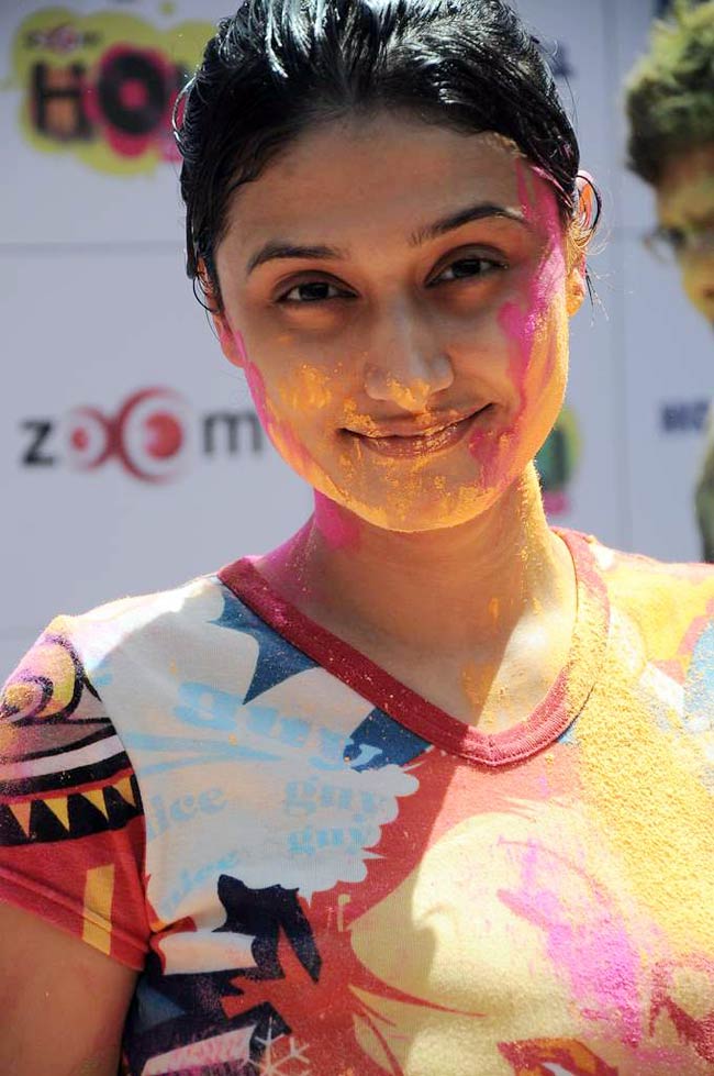 ज़ूम की होली पार्टी में सितारों की धूम । सितारों की मस्‍ती