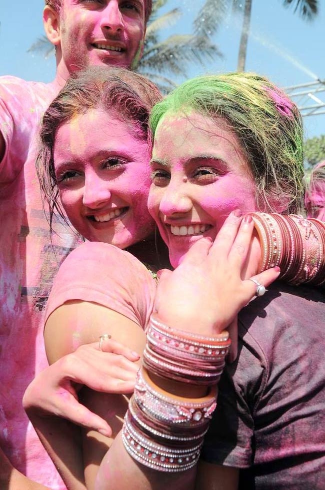 ज़ूम की होली पार्टी में सितारों की धूम । सितारों की मस्‍ती