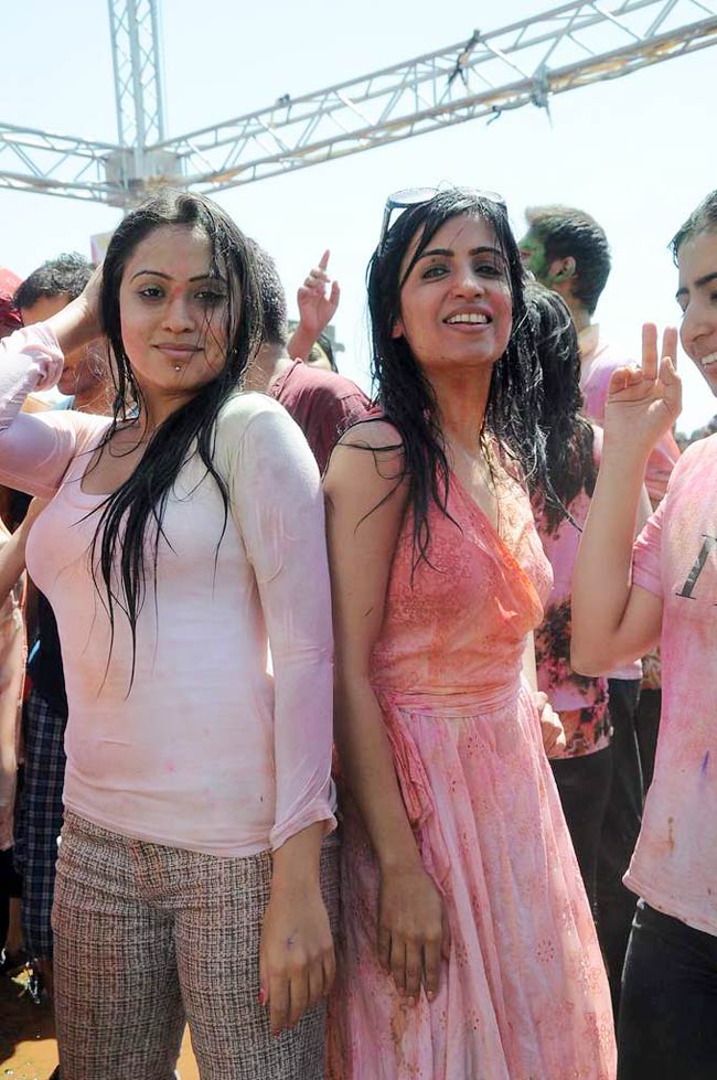 ज़ूम की होली पार्टी में सितारों की धूम । सितारों की मस्‍ती