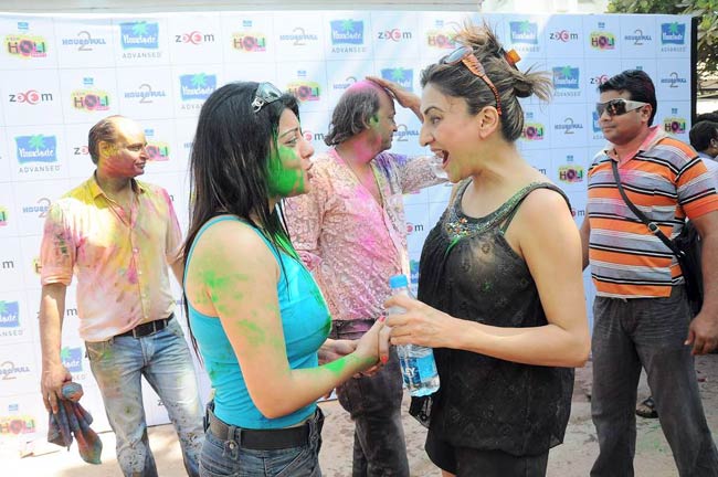 ज़ूम की होली पार्टी में सितारों की धूम । सितारों की मस्‍ती