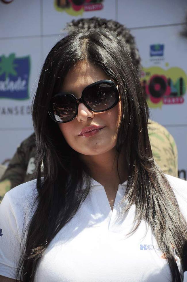 ज़ूम की होली पार्टी में सितारों की धूम । सितारों की मस्‍ती