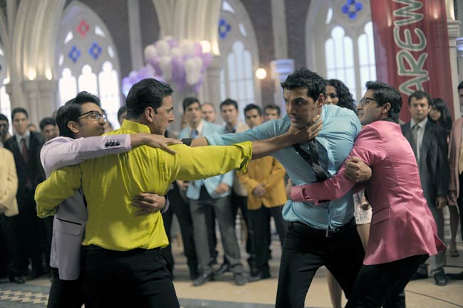 फिल्‍म ‘हाउसफुल 2- द डर्टी डजन’ के कुछ सीन | हिट जोड़ी