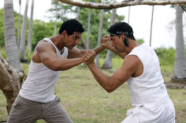 फिल्‍म ‘हाउसफुल 2- द डर्टी डजन’ के कुछ सीन | हिट जोड़ी