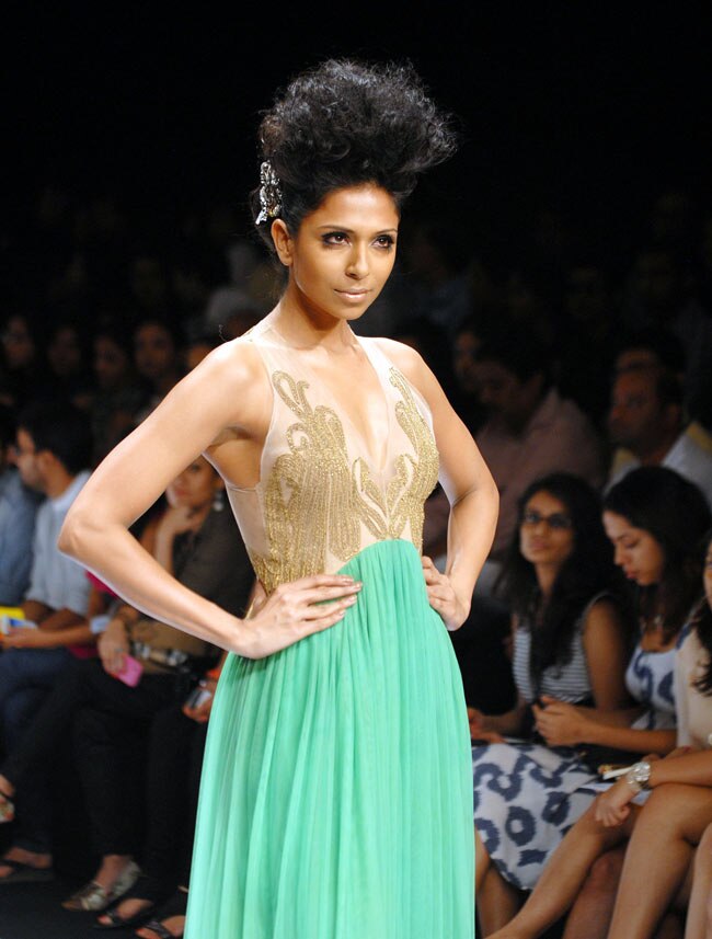 लक्‍मे फैशन वीक के पहले दिन की झलकियां...