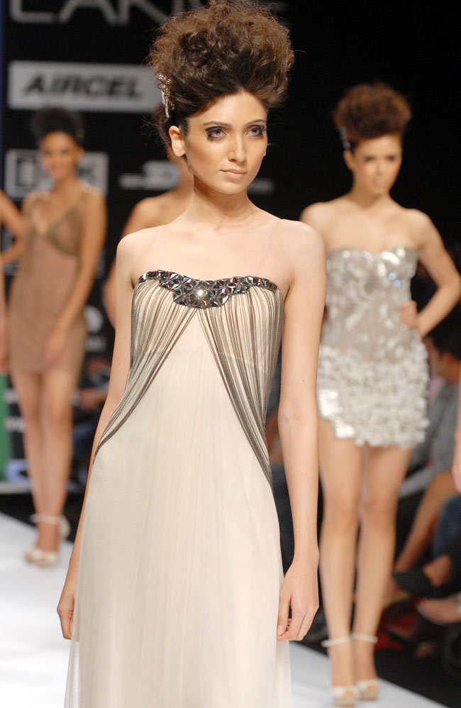 लक्‍मे फैशन वीक के पहले दिन की झलकियां...