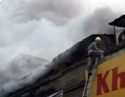 कोलकाता के बाजार में लगी आग, कई दुकानें स्‍वाहा