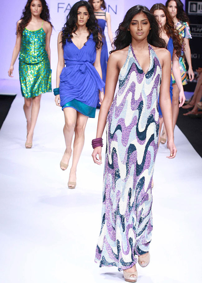 लक्‍मे फैशन वीक के दूसरे दिन भी मॉडलों का जलवा..