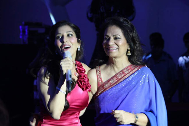 'डर्टी' विद्या को किया गया सम्‍मानित | विद्या की अदायें