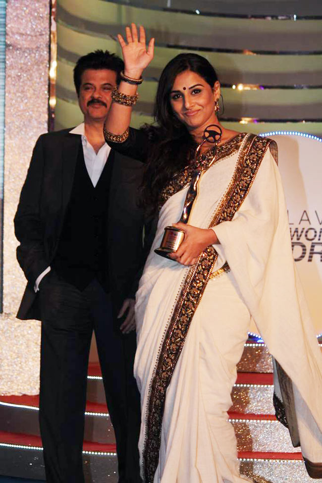 'डर्टी' विद्या को किया गया सम्‍मानित | विद्या की अदायें