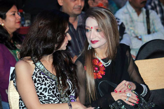 'डर्टी' विद्या को किया गया सम्‍मानित | विद्या की अदायें