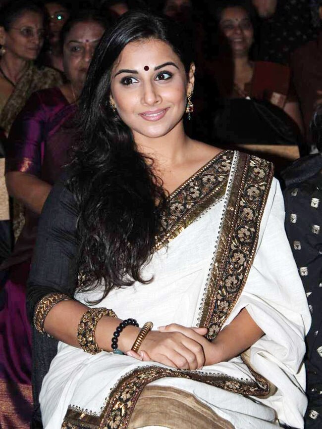 'डर्टी' विद्या को किया गया सम्‍मानित | विद्या की अदायें