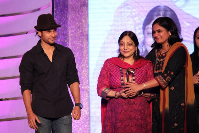 'डर्टी' विद्या को किया गया सम्‍मानित | विद्या की अदायें