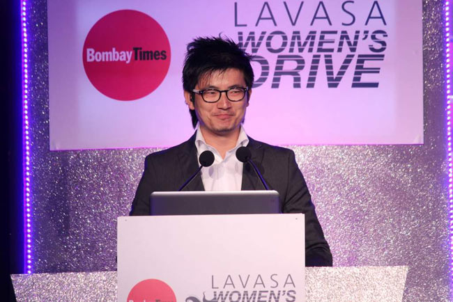 'डर्टी' विद्या को किया गया सम्‍मानित | विद्या की अदायें