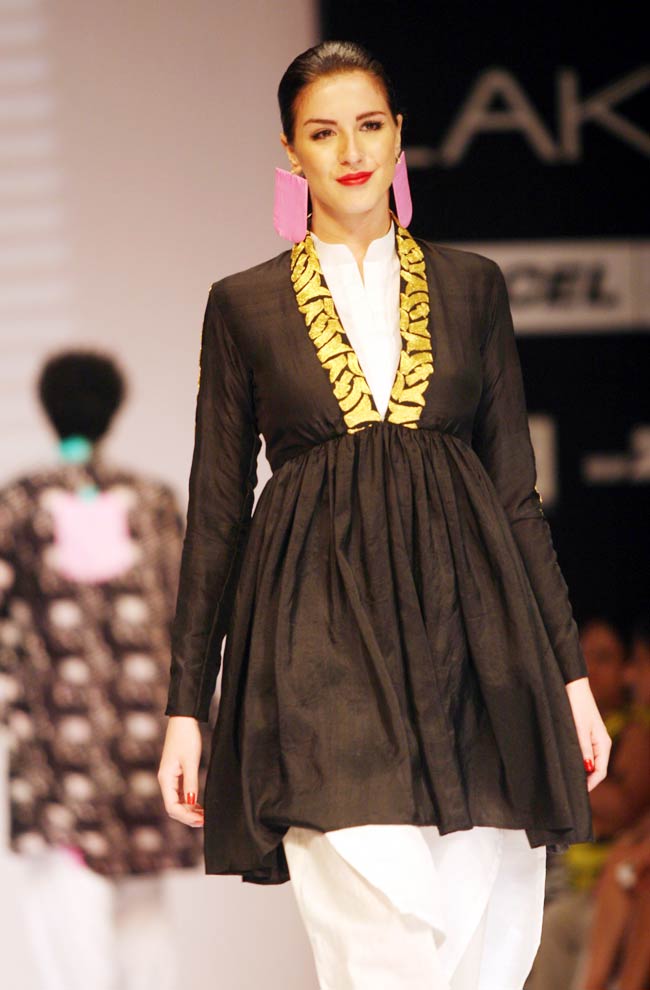 लक्‍मे फैशन वीक के पहले दिन की झलकियां...