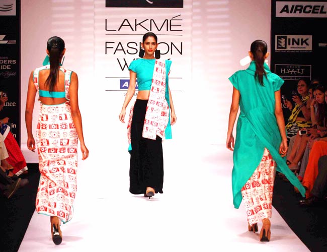 लक्‍मे फैशन वीक के पहले दिन की झलकियां...
