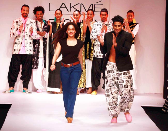 लक्‍मे फैशन वीक के पहले दिन की झलकियां...