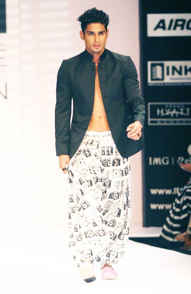 लक्‍मे फैशन वीक के पहले दिन की झलकियां...