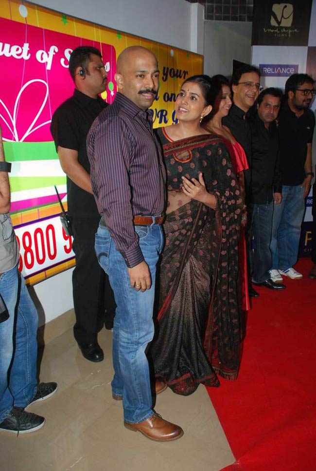 फिल्‍म 'परिंदा' की स्‍पेशल स्‍क्रीनिंग |  सितारों की मस्‍ती