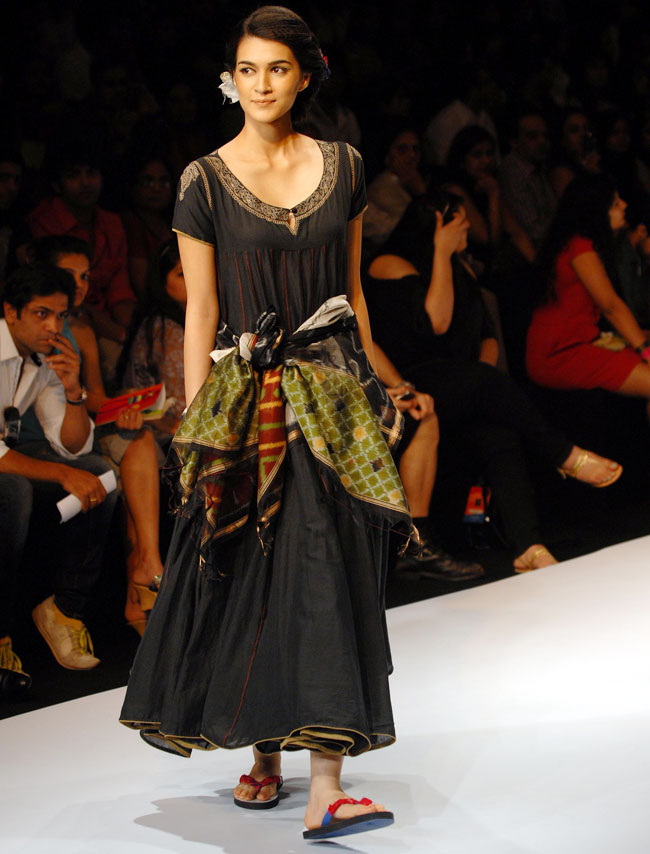 लक्‍मे फैशन वीक के तीसरे दिन की झलकियां...| फैशन वीक: Day 2