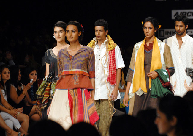 लक्‍मे फैशन वीक के तीसरे दिन की झलकियां...| फैशन वीक: Day 2