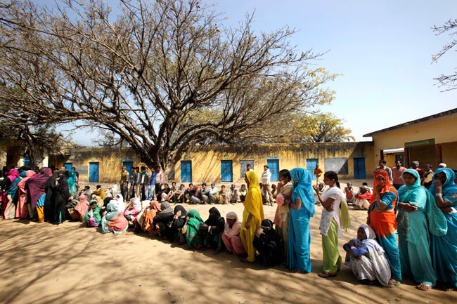 यूपी चुनाव: सातवें और अंतिम चरण के मतदान की तस्‍वीरें