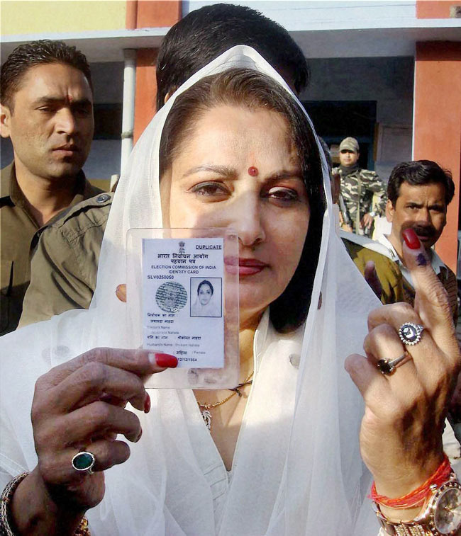 यूपी चुनाव: सातवें और अंतिम चरण के मतदान की तस्‍वीरें