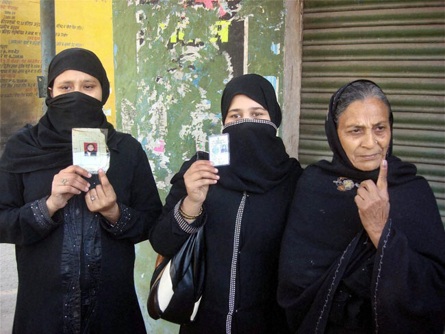 यूपी चुनाव: सातवें और अंतिम चरण के मतदान की तस्‍वीरें