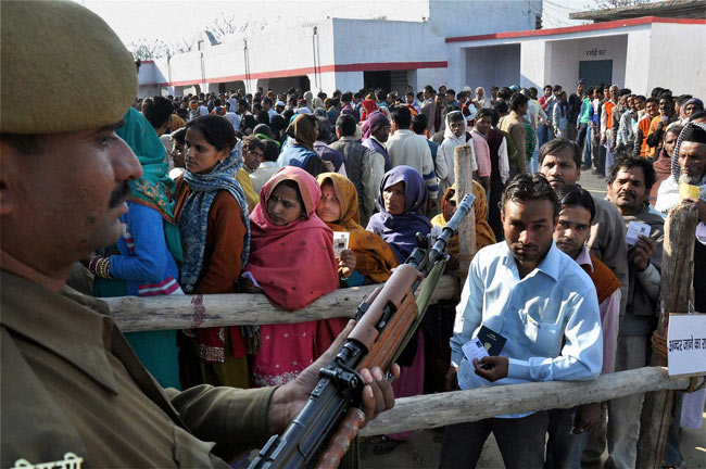 यूपी चुनाव: सातवें और अंतिम चरण के मतदान की तस्‍वीरें