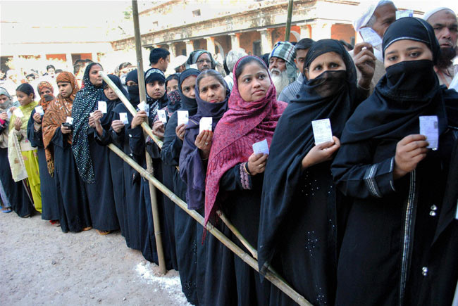 यूपी चुनाव: सातवें और अंतिम चरण के मतदान की तस्‍वीरें