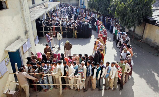 यूपी चुनाव: सातवें और अंतिम चरण के मतदान की तस्‍वीरें