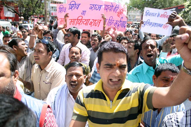 भोपालः आईपीएस की हत्या को लेकर कांग्रेस का प्रदर्शन