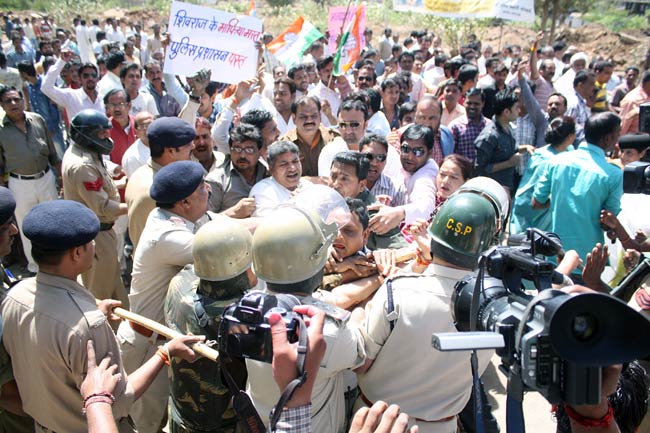 भोपालः आईपीएस की हत्या को लेकर कांग्रेस का प्रदर्शन