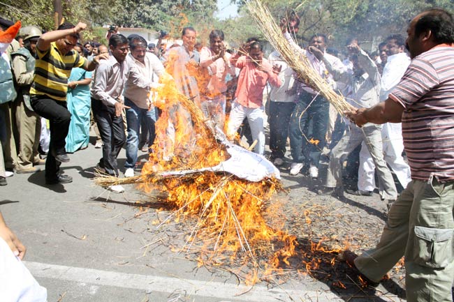 भोपालः आईपीएस की हत्या को लेकर कांग्रेस का प्रदर्शन