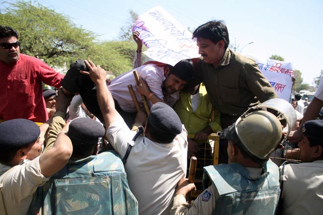 भोपालः आईपीएस की हत्या को लेकर कांग्रेस का प्रदर्शन