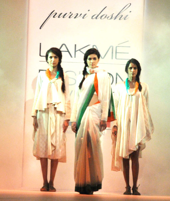 लक्‍मे फैशन वीक के तीसरे दिन की झलकियां...| फैशन वीक: Day 2