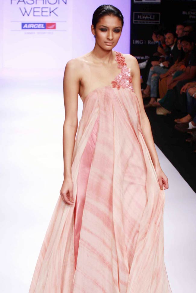 लक्‍मे फैशन वीक के पहले दिन की झलकियां...