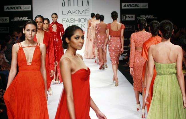 लक्‍मे फैशन वीक के पहले दिन की झलकियां...