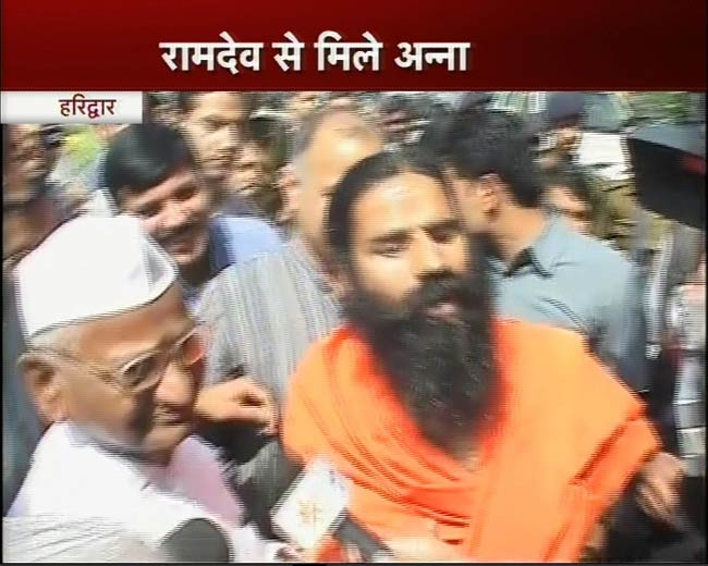 बाबा रामदेव से मिलने हरिद्वार पहुंचे अन्‍ना हजारे
