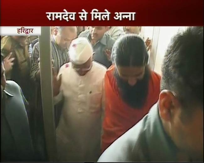 बाबा रामदेव से मिलने हरिद्वार पहुंचे अन्‍ना हजारे
