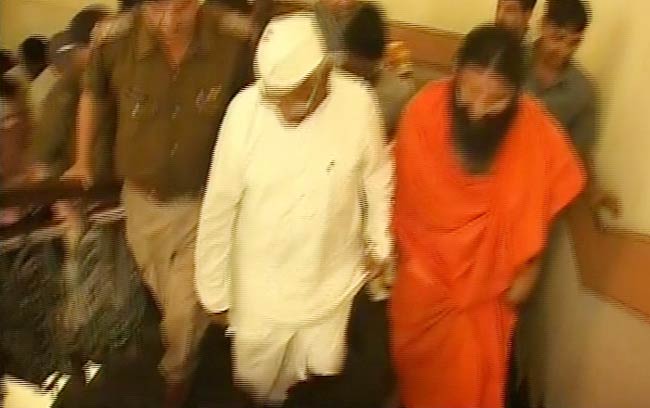 बाबा रामदेव से मिलने हरिद्वार पहुंचे अन्‍ना हजारे