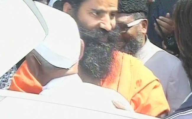 बाबा रामदेव से मिलने हरिद्वार पहुंचे अन्‍ना हजारे