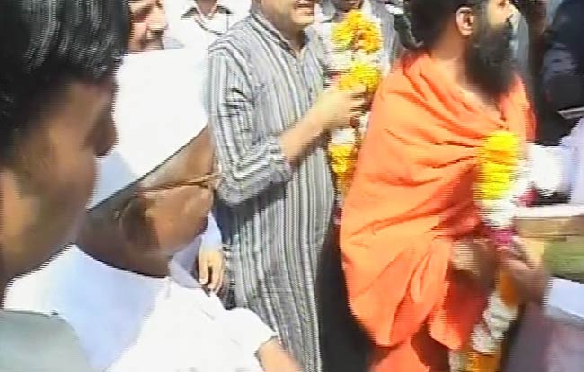 बाबा रामदेव से मिलने हरिद्वार पहुंचे अन्‍ना हजारे