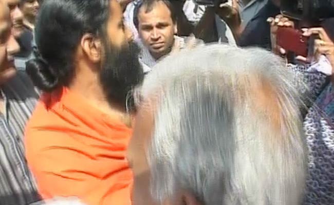 बाबा रामदेव से मिलने हरिद्वार पहुंचे अन्‍ना हजारे