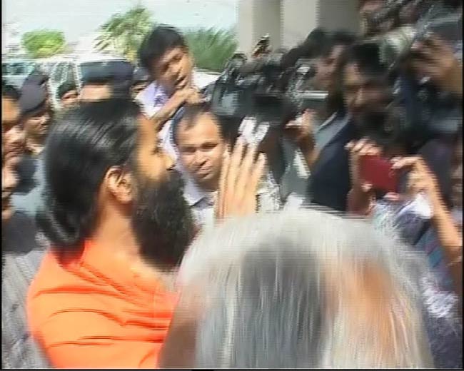 बाबा रामदेव से मिलने हरिद्वार पहुंचे अन्‍ना हजारे