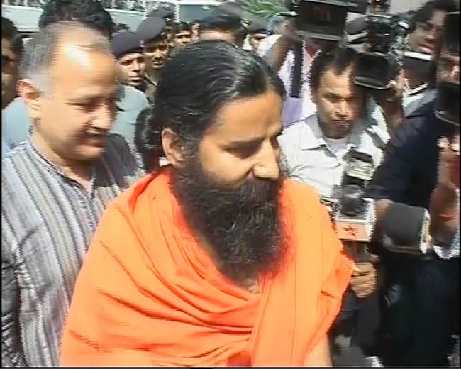 बाबा रामदेव से मिलने हरिद्वार पहुंचे अन्‍ना हजारे