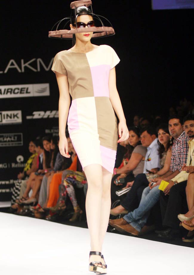 लक्‍मे फैशन वीक के पहले दिन की झलकियां...