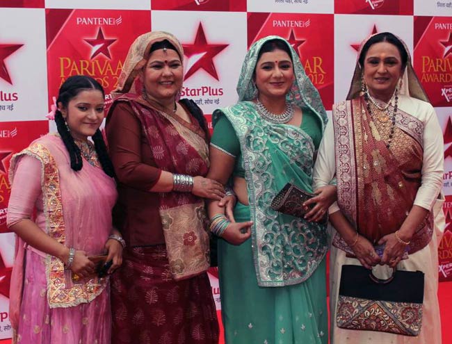 स्‍टार परिवार अवॉर्ड्स में बहुओं का जलवा | बोल्‍ड होती बालाएं