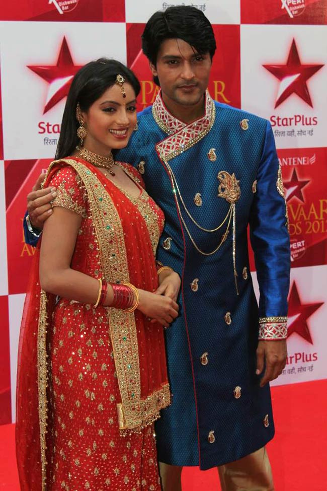 स्‍टार परिवार अवॉर्ड्स में बहुओं का जलवा | बोल्‍ड होती बालाएं