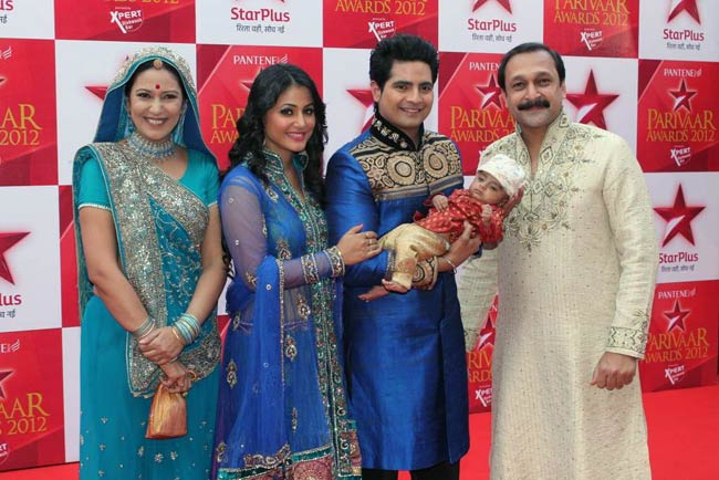 स्‍टार परिवार अवॉर्ड्स में बहुओं का जलवा | बोल्‍ड होती बालाएं