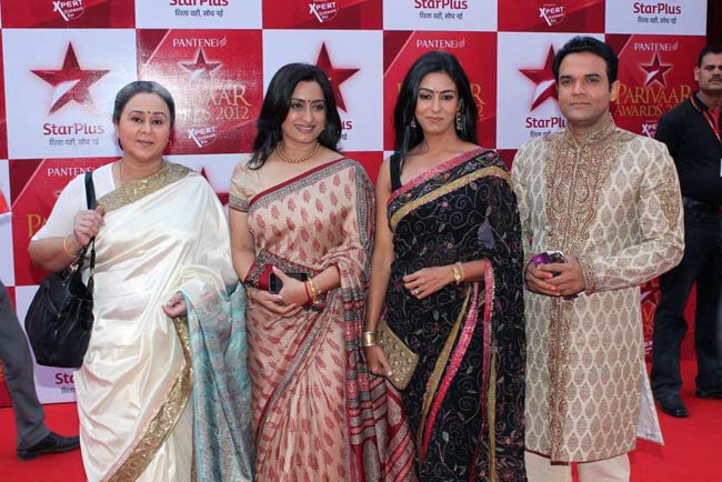 स्‍टार परिवार अवॉर्ड्स में बहुओं का जलवा | बोल्‍ड होती बालाएं
